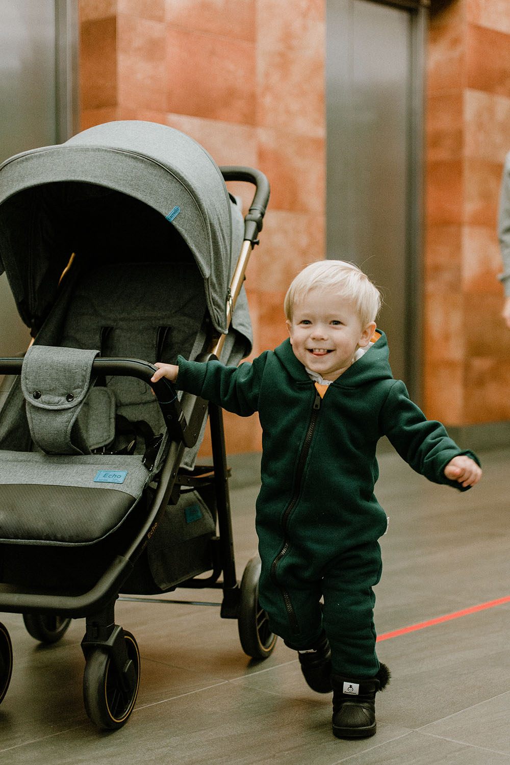 Як навчити дитину сидіти, повзати і ходити. Цілком таємно