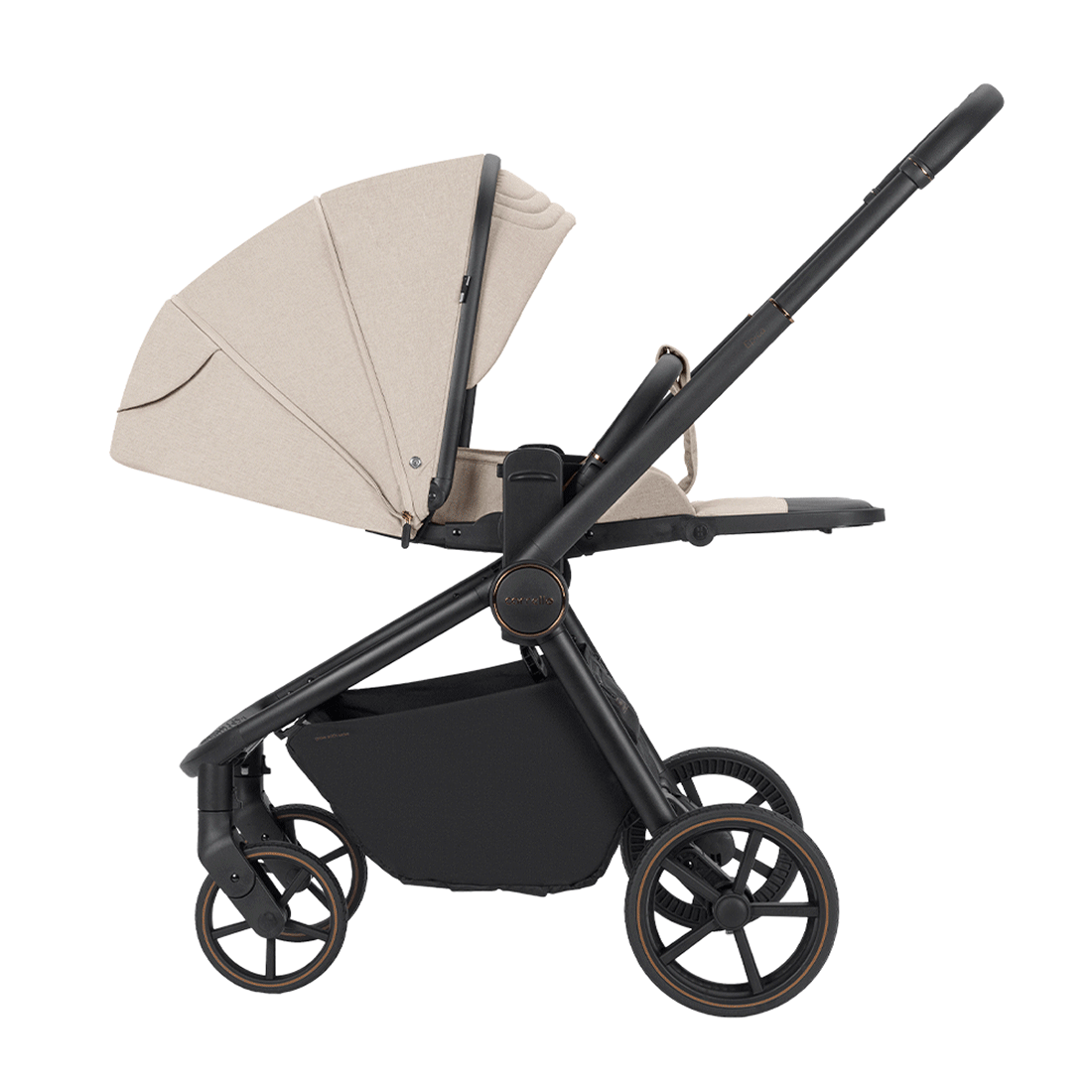 Універсальна коляска Epica 3 в 1 2025 в складеному вигляді не займає багато місця.